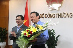 Bộ trưởng Vũ Huy Hoàng trao quyết định bổ nhiệm cho ông Phan Đăng Tuất. 