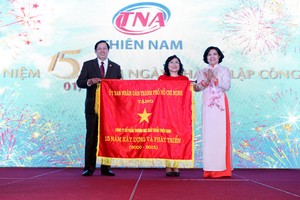 Bà Nguyễn Thị Hồng, Phó chủ tịch UBND TP. HCM trao cờ truyền thống cho TNA