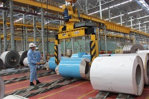 Thép Trung Quốc tràn vào Việt Nam, thép nội lao đao