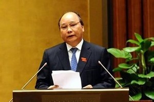 Phó thủ tướng Nguyễn Xuân Phúc thay mặt Chính phủ đã trình bày Báo cáo tổng hợp việc thực hiện các nghị quyết của Quốc hội