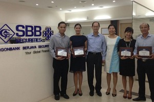 HĐQT và Ban điều hành SBBS gồm cả người Việt Nam và Malaysia, là những chuyên gia hiểu biết sâu sắc về văn hóa Việt Nam và kinh nghiệm tại TTCK phát triển của Malaysia