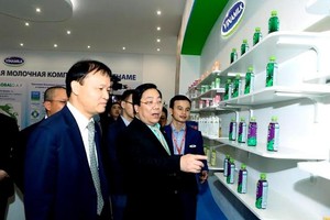 Ông Nguyễn Thanh Sơn - Đại sứ đặc mệnh toàn quyền Việt Nam tại Liên Bang Nga và Ông Đỗ Thắng Hải, Thứ trưởng Bộ Công thương Việt Nam đến tham quan gian hàng của Vinamilk tại Hội chợ Hàng VN Chất lượng cao ở Liên bang Nga