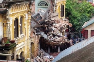 Hiện trường sự cố sập nhà biệt thự cũ tại nhà số 107 Trần Hưng Đạo