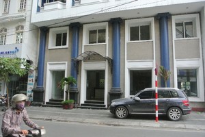 Mặt tiền của khu đất được dùng để đỗ ô tô