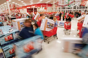 Mỹ mừng, châu Âu lo mùa Giáng sinh sắp tới