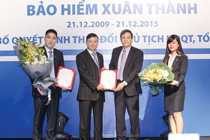 Ông Nguyễn Văn Thùy và ông Bùi Đức Song (lần lượt từ trái sang) tại lễ nhậm chức