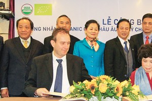 Bà Thái Hương, Chủ tịch Tập đoàn TH ký kết thực hiện tiêu chuẩn hữu cơ châu Âu (EC 834/2007) và Mỹ (USDA-NOP) cho sản phẩm sữa tươi TH true MILK với ông Riekele Leonard De Boer, Giám đốc điều hành Công ty Control Union Vietnam