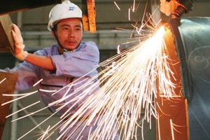 Động lực tăng trưởng chủ yếu của năm 2015 đến từ sự phục hồi và tăng trưởng cao của sản xuất công nghiệp. Ảnh: Lê Toàn