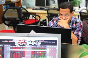 Giá dầu giảm, áp lực tỷ giá, khối ngoại bán ròng, TTCK thế giới diễn biến xấu… đã tác động mạnh đến tâm lý NĐT
