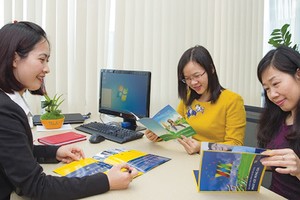 Nhân viên ViettinAviva đang tư vấn cho khách hàng