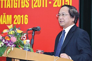 Ông Vũ Tá Tùng phát biểu tại ĐHCĐ lần đầu năm 2016 của Công ty Vận tải đường sắt Hà Nội