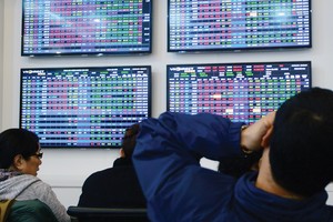 Bên cạnh nỗ lực của cơ quan quản lý, rất cần sự lên tiếng kịp thời của DN để trấn an tâm lý NĐT