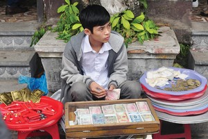 Các quầy dịch vụ đổi tiền lẻ xuất hiện khắp nơi