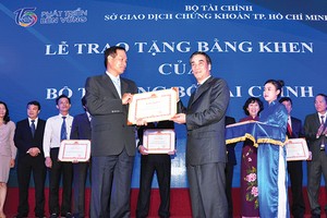 Đại diện Coteccons (trái) đón nhận Bằng khen do có nhiều thành tích đóng góp xây dựng và phát triển TTCK, ngày 25/7/2015