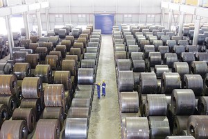 Những thách thức của ngành thép trong năm 2015 như dư cung, cạnh tranh với hàng Trung Quốc giá rẻ vẫn tiếp tục hiện hữu