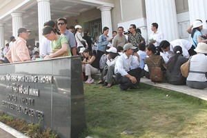 Cảnh nhà đầu tư xếp hàng trước Sở giờ không còn nữa, nhưng bức ảnh cho thấy, chứng khoán hấp dẫn mọi tầng lớp, không kể trẻ hay già