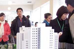 Siết vốn vay: Chủ đầu tư lo ngại, nhà phân phối bình tâm