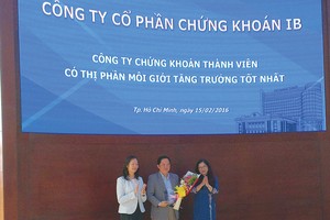 Bà Nguyễn Thị Liên Hoa, Phó Chủ tịch UBCK và bà Nguyễn Thị Tường Tâm, Tổng giám đốc HOSE chúc mừng IBSC có thị phần tăng trưởng mạnh nhất trên HOSE năm 2015