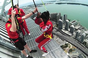 Một trò chơi mạo hiểm từ trên cao tại 
Tháp truyền hình CN ở Toronto, Canada