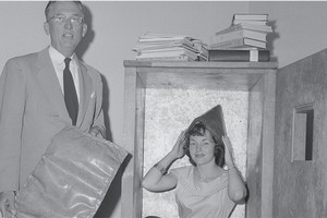 Thí nghiệm của bệnh nhân trong thiết bị tập trung năng lượng orgone của Wilhelm reich