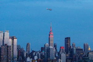 Tòa nhà Empire State với ánh đèn màu đỏ và vàng chào mừng Tết Nguyên đán 2016 của Trung Quốc