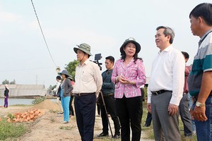 Ủy viên Bộ Chính trị, Thống đốc NHNN, ông Nguyễn Văn Bình đi thực tế đánh giá kết quả chương trình cho vay theo Nghị quyết 14 của Chính phủ tại An Giang