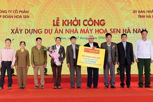 Tập đoàn Hoa Sen trao tặng bộ trị giá 1,5 tỷ đồng cho các hộ nghèo tỉnh Hà Nam