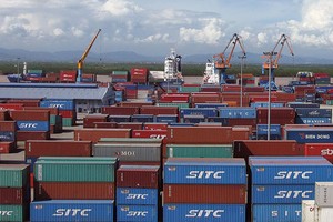 Theo HSBC, nguy cơ thâm hụt kép sẽ trở lại vào năm 2016 khi cán cân thương mại mất cân đối