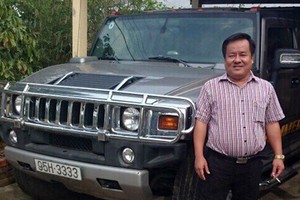 Ông Tòng Thiên Mã bên siêu xe thời còn thịnh vượng. Ảnh: A.X