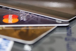 Thẻ được phát hành nhiều, nhưng điểm đặt máy POS chẳng bao nhiêu