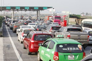 Hàng dài ô tô chờ qua Trạm thu phí Đại Xuyên, cao tốc Cầu Giẽ - Ninh Bình. Ảnh: Phạm Hải