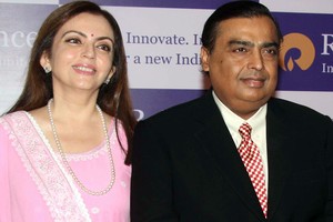 Cuối năm 2015 và đầu năm 2016, hình ảnh bà luôn sát cánh bên chồng xuất hiện thường xuyên tại Reliance.