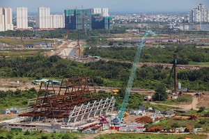 Nhiều dự án lớn tại TP. HCM đang được chủ đầu tư khẩn trương thi công để sớm đủ điều kiện bán hàng. ảnh: Tăng Triển