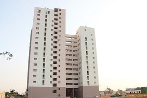 Chung cư tái định cư Vĩnh Lộc B vắng bóng người dân sinh sống. Ảnh: Gia Huy