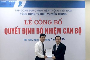 Ông Phạm Đức Long, Tổng giám đốc Tập đoàn VNPT (bên phải, áo đen) trao Quyết định bổ nhiệm cho ông Phạm Anh Tuấn (bên trái, áo trắng).