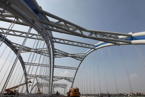 Gói thầu xây dựng cầu dẫn phía Đông Anh (cầu Đông Trù) đã phải 3 lần gia hạn tiến độ thi công, nhưng không làm rõ các nguyên nhân để xử lý. Ảnh: Đức Thanh