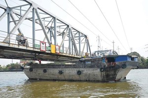 Cầu Bình Lợi già nua vẫn gồng mình gánh những đoàn tàu vì chủ đầu tư chưa giải tỏa xong mặt bằng để xây dựng cầu mới.