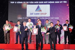 Đại diện Đất Xanh nhận giải thưởng Top 5 Công ty tư vấn môi giới bất động sản 2016
