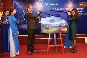 Bà Đinh Thị Thu Thảo - Phó tổng giám đốc Eximbank cùng ông Arn Vogels - Giám đốc Khu vực Đông Dương, MasterCard giới thiệu mô hình Thẻ tín dụng/Ghi nợ Eximbank UEFA Champions League MasterCard