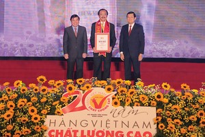 Ông Võ Quốc Thắng (giữa) đón nhận danh hiệu Hàng Việt Nam chất lượng cao lần thứ 20, năm 2016
