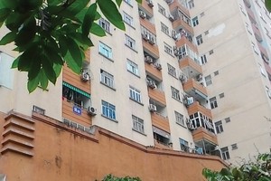 Khu nhà tái định cư 5,3 ha Dịch Vọng, Cầu Giấy đang bị xuống cấp nghiêm trọng, đe dọa cuộc sống của cư dân. Ảnh: Việt Dương