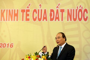 Thủ tướng Nguyễn Xuân Phúc phát biểu tại Hội nghị gặp gỡ doanh nghiệp sáng 29/4 (ảnh: Lê Toàn)