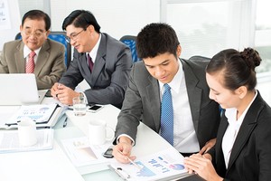 Nhà lãnh đạo trẻ cần khéo léo, tế nhị trong cư xử, tránh dùng mệnh lệnh, bởi cách làm này sẽ gây tổn thương đến các bậc cha chú