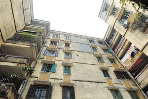 Nhà tái định cư sau hơn 10 năm hoạt động đã xập xệ như các khu tập thể cũ có tuổi đời 40 - 50 năm. Ảnh: Dũng Minh