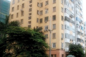 Việc bị lấn chiếm hết không gian và tiện ích khiến khu nhà tái định cư Trung Hòa - Nhân Chính nhếch nhác. Ảnh: Phương Anh