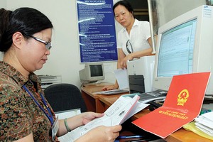 Việc nhiều cư dân trong các dự án nhà ở không có sổ đỏ hiện nay chủ yếu do lỗi từ chủ đầu tư. ẢNH: Dũng Minh
