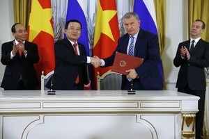 Ông Igor Sechin, Chủ tịch Hội đồng Điều hành Rosneft và ông Nguyễn Quốc Khánh trao đổi thoả thuận tại Lễ ký kết. Nguồn ảnh: Ria Novosti.