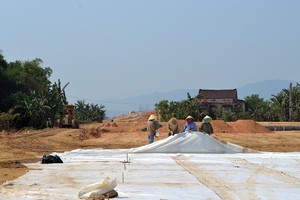 Do mặt bằng sạch xen kẽ với nhà dân nên được bàn giao mặt bằng đến đâu, nhà thầu thi công đến đó. Ảnh: Ngọc Tân