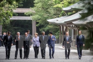 Các nhà lãnh đạo G7 thăm một đền thờ ở Mie, Nhật Bản. (Nguồn: EPA/TTXVN)