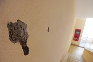 Sự xuống cấp nhanh của các chung cư giá rẻ khiến nhiều người ái ngại. Ảnh: Dũng Minh